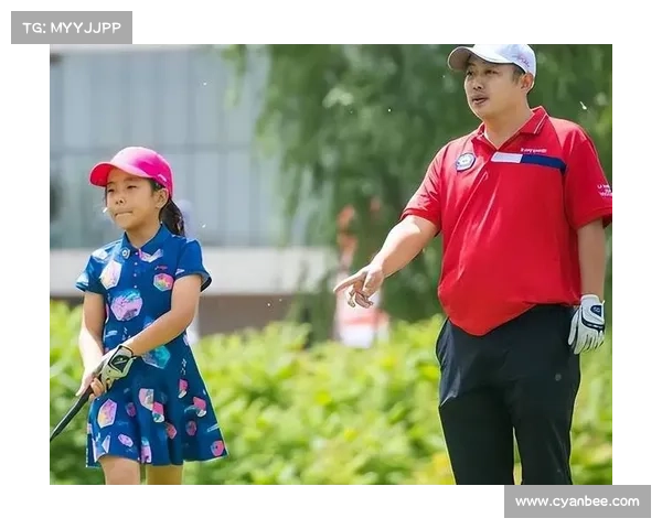 刘国梁亲吻拥抱15岁女儿刘宇婕高尔夫夺冠瞬间展现父爱与骄傲 刘国梁亲吻拥抱15岁女儿刘宇婕高尔夫夺冠瞬间展现父爱与骄傲